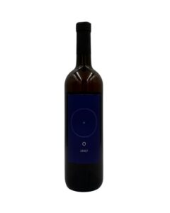 Bottiglia di Giorgio Mercadelli O Bianco Vino Bianco 2007 con un'etichetta blu scura minimalista che presenta un cerchio con un punto al centro, la lettera "O" e l'annata "2007".