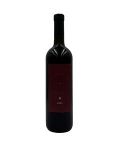 Bottiglia di Giorgio Mercadelli A Rosso Vino Rosso 2007 con un'etichetta bordeaux minimalista che presenta un cerchio con un punto al centro, la lettera "A" e l'annata "2007".