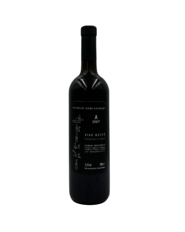 Retro della bottiglia di Giorgio Mercadelli A Rosso Vino Rosso 2007 con etichetta descrittiva che include il nome del produttore "GIORGIO MERCADELLI", la lettera "A" e l'annata "2007" in grande. Sotto è presente la dicitura "VINO ROSSO PRODOTTO IN ITALIA" e il nome del produttore con l'indirizzo "GIORGIO MERCADELLI - SOCIETÀ SEMPLICE AGRICOLA MARENO DI PIAVE (TV) - LOMELLO (PV)". Sul lato sinistro sono presenti piccole illustrazioni stilizzate di fasi della produzione del vino e della degustazione.