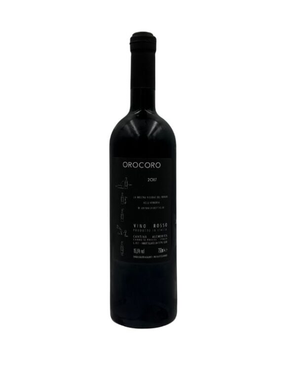 Retro della bottiglia di Cantina Alchemica Orocòro Vino Rosso 2017 con etichetta descrittiva che include il nome "OROCÒRO" e l'annata "2017" in alto. Sotto è presente un breve testo "LA NOSTRA VISIONE DEL NERO DELLA PROFONDITÀ" e "ILE ALEMANNIA - DI UN'UNICA BOTTIGLIA". In basso si trova la dicitura "VINO ROSSO PRODOTTO IN ITALIA" e il nome del produttore "CANTINA ALCHEMICA - SAN PIETRO IN CASALE (BO) - ITALIA". Sul lato sinistro sono presenti piccole illustrazioni stilizzate di fasi della produzione del vino e della degustazione.