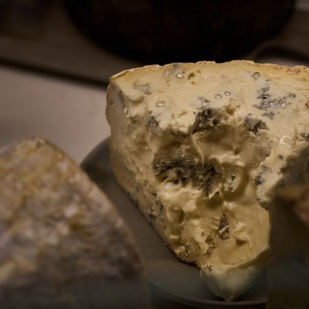 pezzo di formaggio gorgonzola su piatto