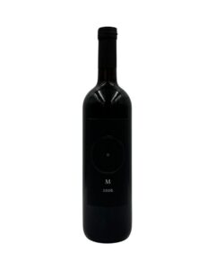 Bottiglia di Giorgio Mercadelli M Rosso Vino Rosso 2006 con un'etichetta nera minimalista che presenta un cerchio con un punto al centro, la lettera "M" e l'annata "2006".
