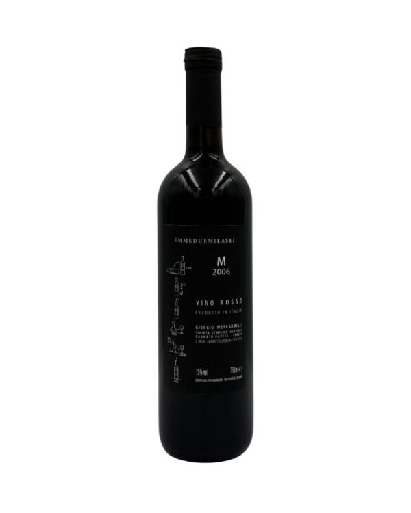 Retro della bottiglia di Giorgio Mercadelli M Rosso Vino Rosso 2006 con etichetta descrittiva che include la scritta "EMMEDUEMILASEI" in alto, la lettera "M" e l'annata "2006" in grande. Sotto è presente la dicitura "VINO ROSSO PRODOTTO IN ITALIA" e il nome del produttore con l'indirizzo "GIORGIO MERCADELLI - SOCIETÀ SEMPLICE AGRICOLA MARENO DI PIAVE (TV) - LOMELLO (PV)". Sul lato sinistro sono presenti piccole illustrazioni stilizzate di fasi della produzione del vino e della degustazione.