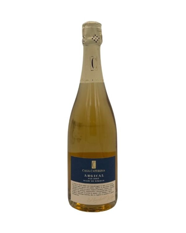 Bottiglia di spumante Casa Caterina Argical Blanc de Noirs con etichetta blu scuro che evidenzia il logo "Casa Caterina" in bianco e la dicitura "ARGICAL BLANC DE NOIRS".