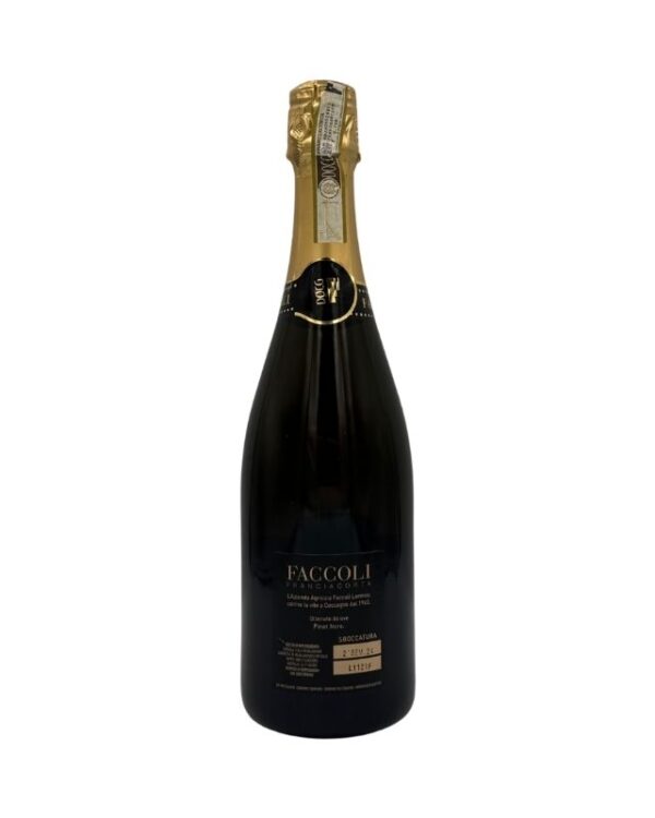 Retro della bottiglia di Franciacorta Faccoli Rosé Brut con etichetta descrittiva nera che include informazioni sul metodo di produzione, le uve (Pinot Nero), la sboccatura e la gradazione alcolica 12.5% vol.