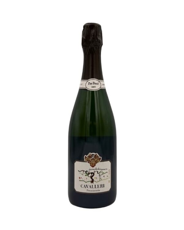 Bottiglia di Franciacorta Cavalleri Pas Dosé 2019 con etichetta chiara che evidenzia il logo "Cavalleri" in oro e la dicitura "Franciacorta" in basso. Sul collo della bottiglia è presente una piccola etichetta "Pas Dosé 2019".
