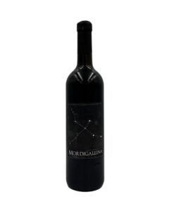 Bottiglia di vino rosso Mordigallina Rosso Provincia di Pavia DOC 2015 con etichetta scura raffigurante una costellazione e la scritta "MORDIGALLINA".
