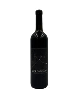 Bottiglia di vino rosso Mordigallina Rosso Provincia di Pavia DOC 2015 con etichetta scura raffigurante una costellazione e la scritta "MORDIGALLINA".