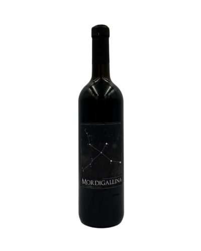 Bottiglia di vino rosso Mordigallina Rosso Provincia di Pavia DOC 2015 con etichetta scura raffigurante una costellazione e la scritta "MORDIGALLINA".