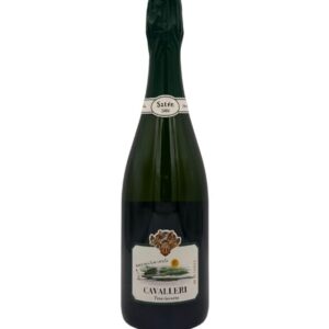 Bottiglia di Franciacorta Cavalleri Satèn 2020 con etichetta chiara che evidenzia il logo "Cavalleri" in oro e la dicitura "Franciacorta" in basso. Sul collo della bottiglia è presente una piccola etichetta "Satèn 2020".