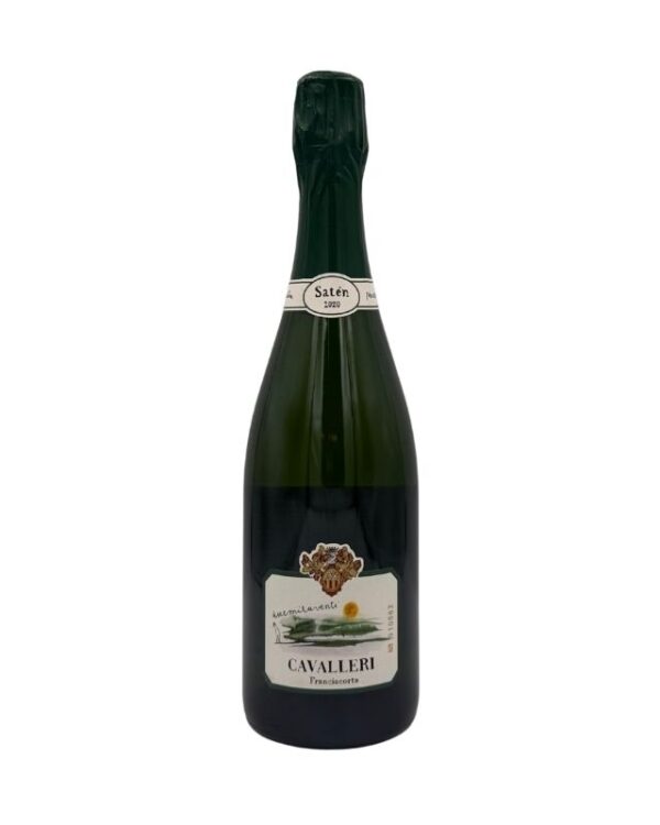 Bottiglia di Franciacorta Cavalleri Satèn 2020 con etichetta chiara che evidenzia il logo "Cavalleri" in oro e la dicitura "Franciacorta" in basso. Sul collo della bottiglia è presente una piccola etichetta "Satèn 2020".