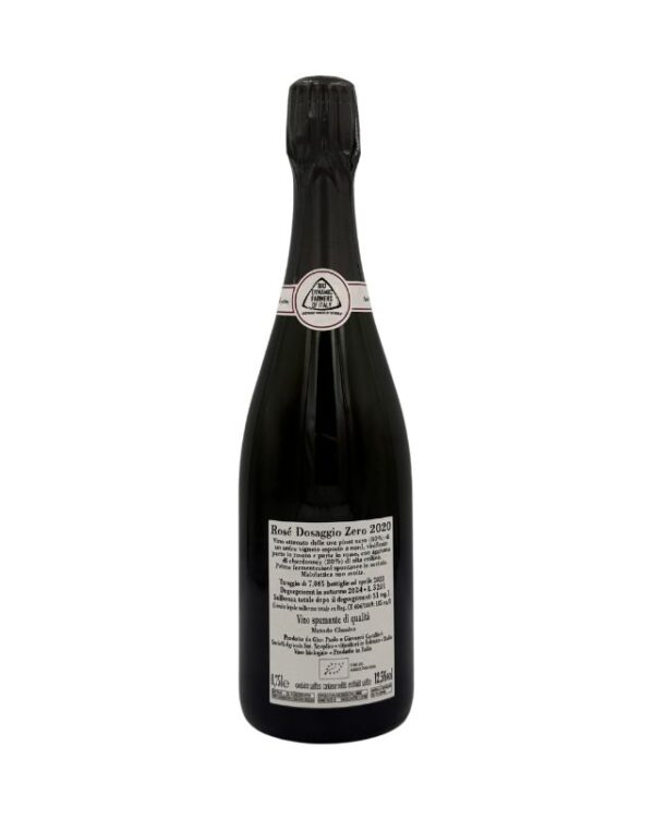 Retro della bottiglia di Franciacorta Cavalleri Satèn 2020 con etichetta descrittiva chiara che include dettagli sulla tipologia Satèn, l'annata, le caratteristiche del vino e la gradazione alcolica 12.5% vol.