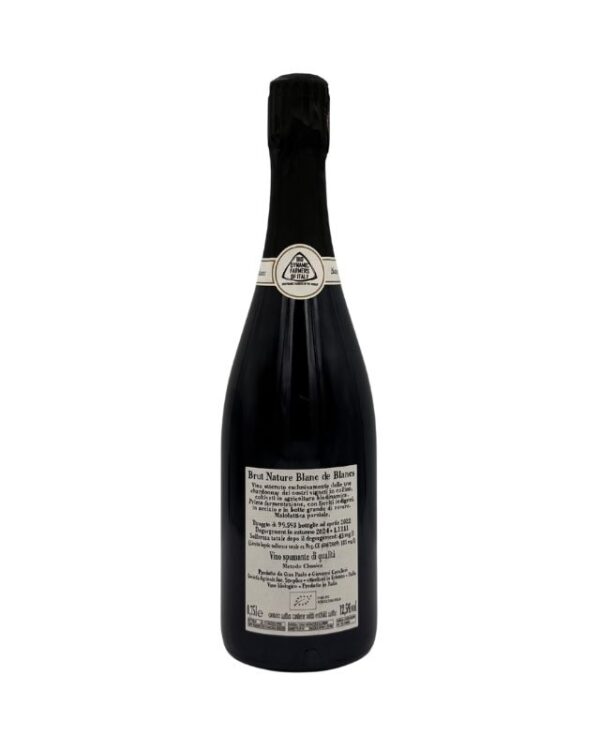 Retro della bottiglia di Franciacorta Cavalleri Blanc de Blancs Brut Nature 2017 con etichetta descrittiva chiara che include dettagli sulla tipologia Brut Nature, l'annata, le caratteristiche del vino e la gradazione alcolica 12.5% vol.