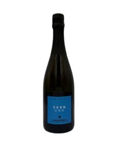 Etichetta blu con "FRANCIACORTA", "ZERO UNO" in grande e "ANDREA ARICI" in basso su bottiglia Arici Zero Uno.