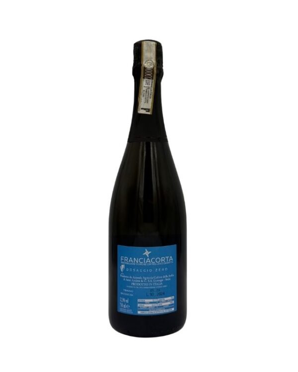 Retro della bottiglia di Franciacorta Andrea Arici Zero Uno Dosaggio Zero con etichetta blu che include la dicitura "FRANCIACORTA DOSAGGIO ZERO", informazioni sul produttore e la gradazione alcolica 12.5% vol.