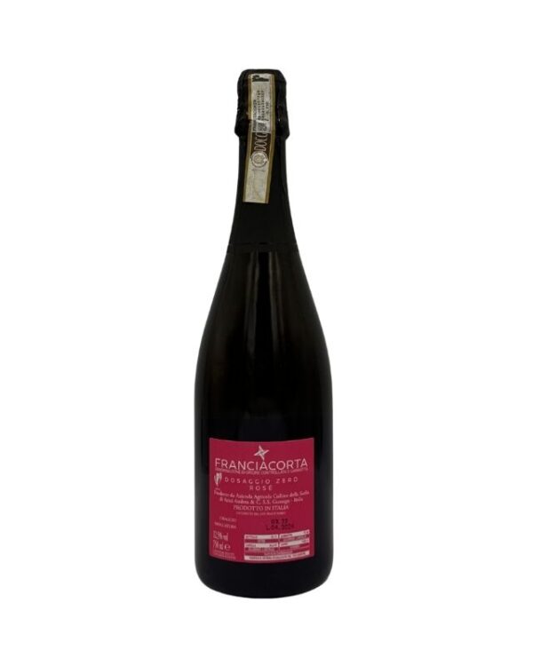 Retro della bottiglia di Franciacorta Andrea Arici Zero Rosé Dosaggio Zero con etichetta fucsia che include la dicitura "FRANCIACORTA DOSAGGIO ZERO ROSÉ", informazioni sul produttore e la gradazione alcolica 12.5% vol.