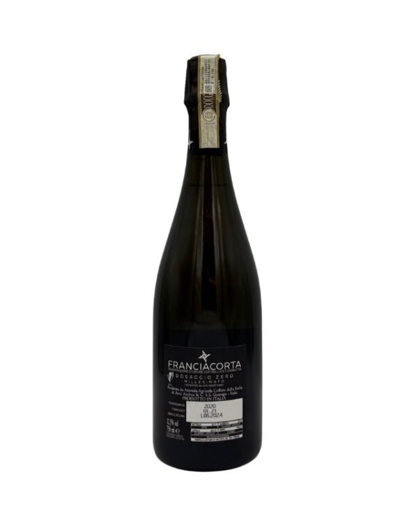 Retro della bottiglia di Franciacorta Andrea Arici Zero Nero Dosaggio Zero 2020 con etichetta nera che include la dicitura "FRANCIACORTA DOSAGGIO ZERO", informazioni sul produttore, l'annata 2020 e la gradazione alcolica 12.5% vol.