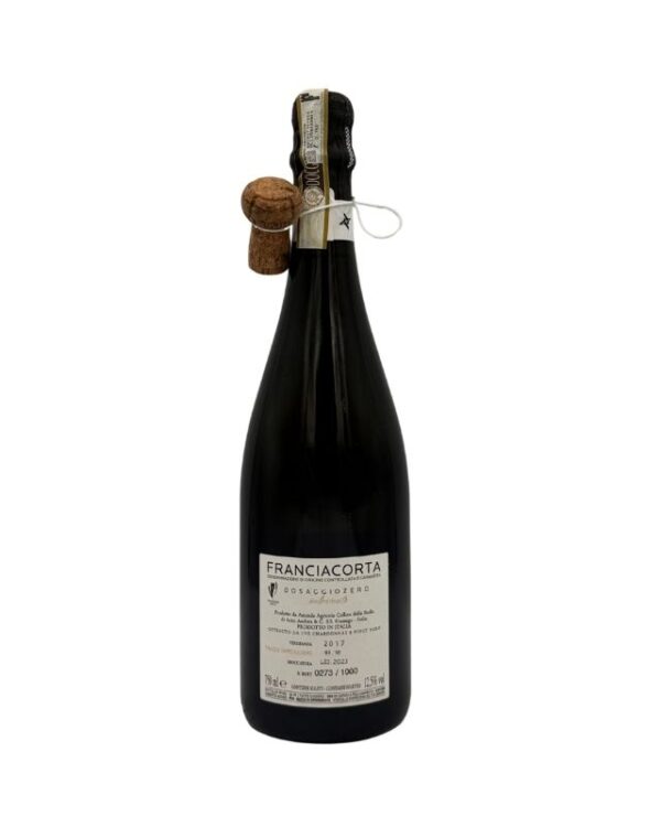 Retro della bottiglia di Franciacorta Andrea Arici Zero Millesimato Dosaggio Zero 2017 con tappo di sughero legato, etichetta chiara che include la dicitura "FRANCIACORTA DOSAGGIO ZERO", l'annata 2017, informazioni sul produttore e la gradazione alcolica 13% vol.
