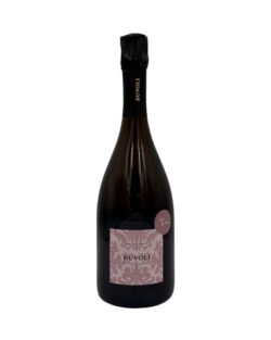 Buvoli Rosé Extra Brut: etichetta rosa damascata, "BUVOLI METODO CLASSICO ROSÉ". Collo "BUVOLI", adesivo "Tre".
