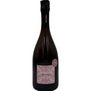 Bottiglia di spumante Buvoli Metodo Classico Rosé Extra Brut con etichetta rosa pallido con un motivo damascato e la scritta "BUVOLI METODO CLASSICO ROSÉ". Sul collo è presente la scritta verticale "BUVOLI" e un piccolo adesivo rotondo con la scritta "Tre".