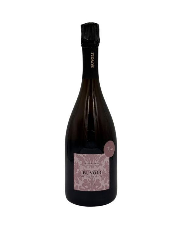 Bottiglia di spumante Buvoli Metodo Classico Rosé Extra Brut con etichetta rosa pallido con un motivo damascato e la scritta "BUVOLI METODO CLASSICO ROSÉ". Sul collo è presente la scritta verticale "BUVOLI" e un piccolo adesivo rotondo con la scritta "Tre".