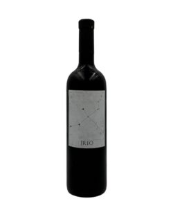 Bottiglia di vino bianco Ireo Bianco Provincia di Pavia IGT 2016 con etichetta chiara raffigurante una costellazione e la scritta "IREO".