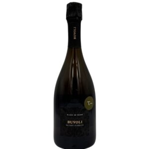 Bottiglia di spumante Buvoli Metodo Classico Blanc de Noirs Extra Brut con etichetta nera con un motivo damascato scuro e la scritta "BUVOLI METODO CLASSICO BLANC DE NOIRS". Sul collo è presente la scritta verticale "BUVOLI" e un piccolo adesivo rotondo con la scritta "Tre"