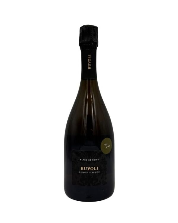 Bottiglia di spumante Buvoli Metodo Classico Blanc de Noirs Extra Brut con etichetta nera con un motivo damascato scuro e la scritta "BUVOLI METODO CLASSICO BLANC DE NOIRS". Sul collo è presente la scritta verticale "BUVOLI" e un piccolo adesivo rotondo con la scritta "Tre"