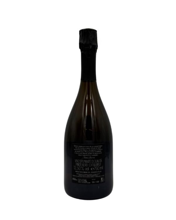 Retro della bottiglia di spumante Buvoli Metodo Classico Blanc de Noirs Extra Brut con etichetta nera che include la dicitura "VINO SPUMANTE DI QUALITÀ BLANC DE NOIRS EXTRA BRUT" e la gradazione alcolica 12.5% vol