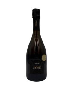 : Bottiglia di spumante Buvoli Metodo Classico Pas Dosé con etichetta nera con un motivo damascato scuro e la scritta "BUVOLI METODO CLASSICO PAS DOSÉ". Sul collo è presente la scritta verticale "BUVOLI" e un piccolo adesivo rotondo dorato con la scritta "Cinque".