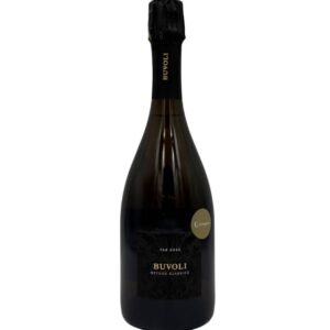: Bottiglia di spumante Buvoli Metodo Classico Pas Dosé con etichetta nera con un motivo damascato scuro e la scritta "BUVOLI METODO CLASSICO PAS DOSÉ". Sul collo è presente la scritta verticale "BUVOLI" e un piccolo adesivo rotondo dorato con la scritta "Cinque".