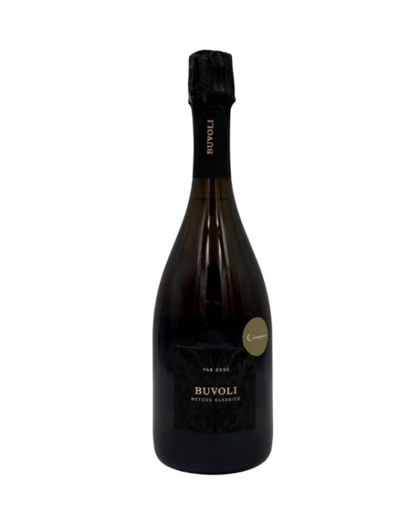 : Bottiglia di spumante Buvoli Metodo Classico Pas Dosé con etichetta nera con un motivo damascato scuro e la scritta "BUVOLI METODO CLASSICO PAS DOSÉ". Sul collo è presente la scritta verticale "BUVOLI" e un piccolo adesivo rotondo dorato con la scritta "Cinque".