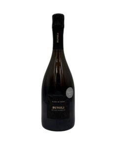 Bottiglia di spumante Buvoli Metodo Classico Blanc de Noirs Extra Brut con etichetta nera e la scritta "BUVOLI METODO CLASSICO BLANC DE NOIRS". Sul collo è presente la scritta verticale "BUVOLI" e un piccolo adesivo argentato con la scritta "Super Sei".