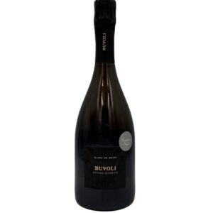 Bottiglia di spumante Buvoli Metodo Classico Blanc de Noirs Extra Brut con etichetta nera e la scritta "BUVOLI METODO CLASSICO BLANC DE NOIRS". Sul collo è presente la scritta verticale "BUVOLI" e un piccolo adesivo argentato con la scritta "Super Sei".