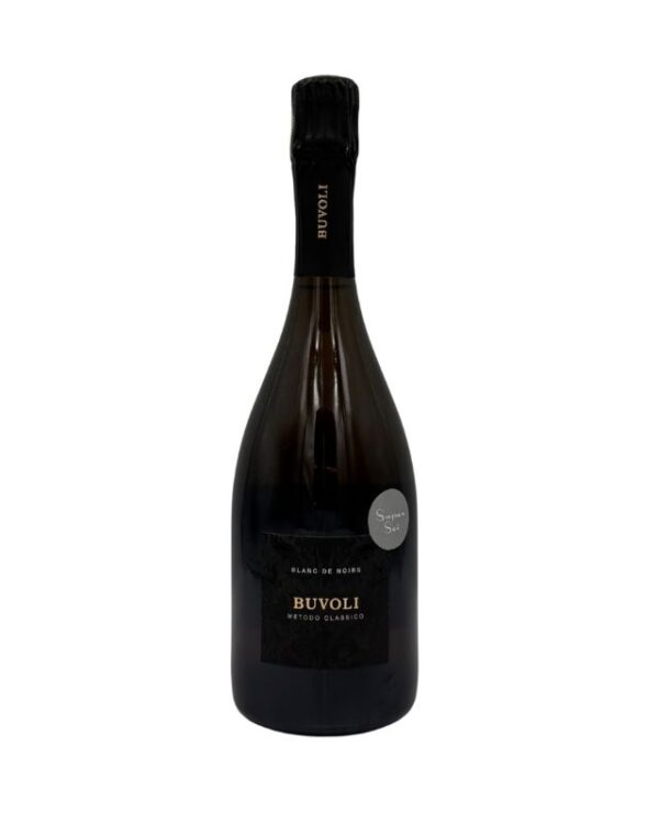 Bottiglia di spumante Buvoli Metodo Classico Blanc de Noirs Extra Brut con etichetta nera e la scritta "BUVOLI METODO CLASSICO BLANC DE NOIRS". Sul collo è presente la scritta verticale "BUVOLI" e un piccolo adesivo argentato con la scritta "Super Sei".