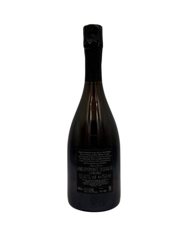 Retro della bottiglia di spumante Buvoli Metodo Classico Blanc de Noirs Extra Brut con etichetta nera che include la dicitura "VINO SPUMANTE DI QUALITÀ EXTRA BRUT" e la gradazione alcolica 12.5% vol.