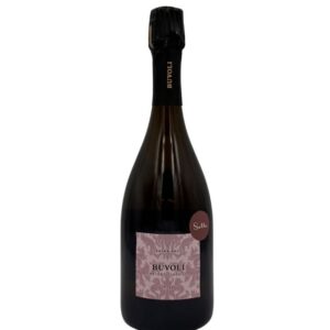 Bottiglia di spumante Buvoli Metodo Classico Rosé Extra Brut con etichetta rosa pallido con un motivo damascato e la scritta "BUVOLI METODO CLASSICO ROSÉ". Sul collo è presente la scritta verticale "BUVOLI" e un piccolo adesivo rotondo bordeaux con la scritta "Sette".