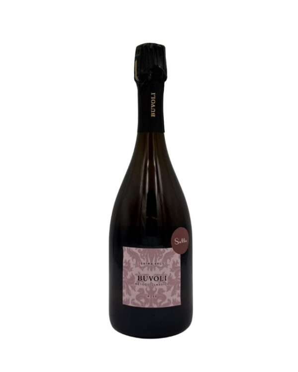 Bottiglia di spumante Buvoli Metodo Classico Rosé Extra Brut con etichetta rosa pallido con un motivo damascato e la scritta "BUVOLI METODO CLASSICO ROSÉ". Sul collo è presente la scritta verticale "BUVOLI" e un piccolo adesivo rotondo bordeaux con la scritta "Sette".