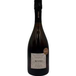 Bottiglia di spumante Buvoli Metodo Classico Extra Brut con etichetta beige chiaro con un motivo damascato e la scritta "BUVOLI METODO CLASSICO EXTRA BRUT". Sul collo è presente la scritta verticale "BUVOLI" e un piccolo adesivo rotondo marrone chiaro con la scritta "Solera.