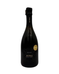 Bottiglia di spumante Buvoli Metodo Classico Extra Brut con etichetta nera con un motivo damascato scuro e la scritta "BUVOLI METODO CLASSICO EXTRA BRUT". Sul collo è presente la scritta verticale "BUVOLI" e un piccolo adesivo rotondo dorato con la scritta "Dodici".