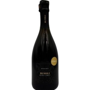 Bottiglia di spumante Buvoli Metodo Classico Extra Brut con etichetta nera con un motivo damascato scuro e la scritta "BUVOLI METODO CLASSICO EXTRA BRUT". Sul collo è presente la scritta verticale "BUVOLI" e un piccolo adesivo rotondo dorato con la scritta "Dodici".