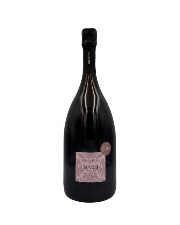 Bottiglia magnum di spumante Buvoli Metodo Classico Rosé Extra Brut con etichetta rosa pallido con un motivo damascato e la scritta "BUVOLI METODO CLASSICO ROSÉ EXTRA BRUT". Sul collo è presente la scritta verticale "BUVOLI" e un piccolo adesivo rotondo marrone con la scritta "Cotto".