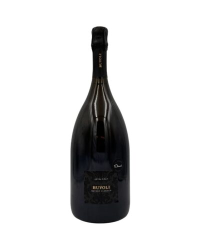 Magnum Buvoli Extra Brut: etichetta nera damascata, scritta "BUVOLI METODO CLASSICO". Collo "BUVOLI", adesivo "Dieci".