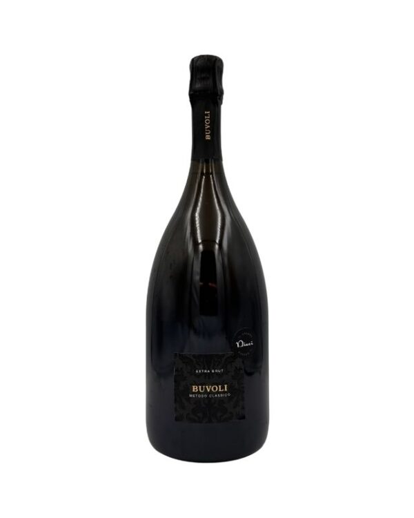 Bottiglia magnum di spumante Buvoli Metodo Classico Extra Brut con etichetta nera con un motivo damascato scuro e la scritta "BUVOLI METODO CLASSICO EXTRA BRUT". Sul collo è presente la scritta verticale "BUVOLI" e un piccolo adesivo rotondo dorato con la scritta "Dieci".