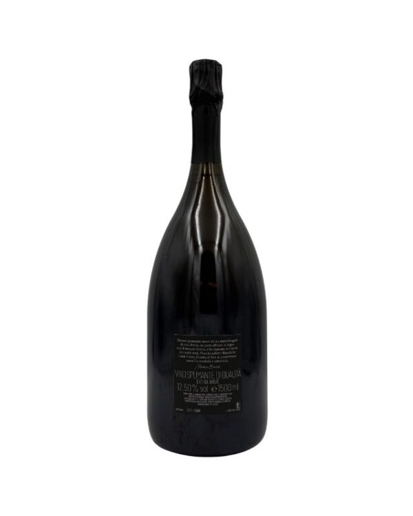 Retro della bottiglia magnum di spumante Buvoli Metodo Classico Extra Brut con etichetta nera che include la dicitura "VINO SPUMANTE DI QUALITÀ EXTRA BRUT" e la gradazione alcolica 12.5% vol e il formato 1500 ml.