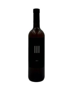 Bottiglia di vino bianco Lanthanum III Bianco 2013 con etichetta nera minimalista con tre linee verticali bianche e l'anno "2013" in basso.