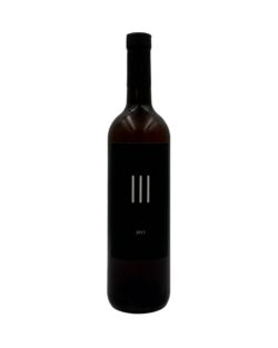 Bottiglia di Lanthanum III Bianco 2013 con etichetta nera minimalista, tre linee verticali bianche e l'anno "2013" in basso.