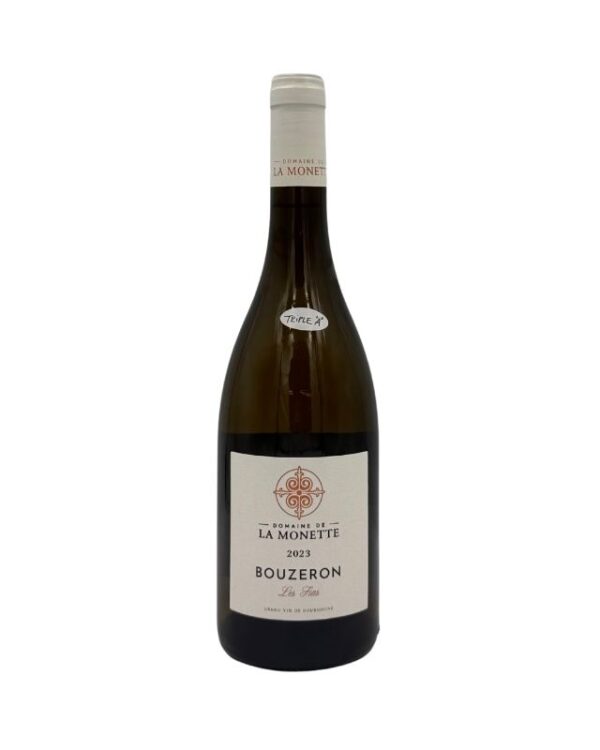 Bottiglia di Bouzeron Les Fées 2023 del Domaine de la Monette con etichetta chiara che evidenzia il nome del produttore "DOMAINE DE LA MONETTE", la denominazione "BOUZERON", il nome della parcella "Les Fées" e l'annata "2023". Un piccolo adesivo bianco con la scritta "TRIPLE A" è presente sulla spalla della bottiglia.
