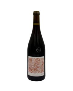 Bottiglia di Gamay B.A.BA. di Au Pairier con etichetta astratta rossa/bianca e scritta "B.A.BA." in basso. Jura sul collo.
