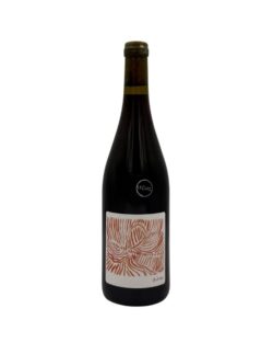 Bottiglia di Gamay B.A.BA. di Au Pairier con etichetta astratta rossa/bianca e scritta "B.A.BA." in basso. Jura sul collo.